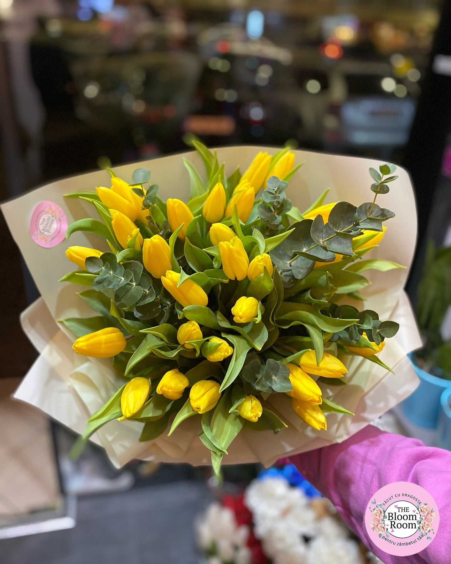 Buchet vibrant cu lalele galbene și accente de verdeață